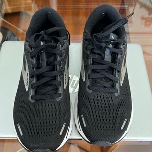 Woman’s brooks tennis shoes